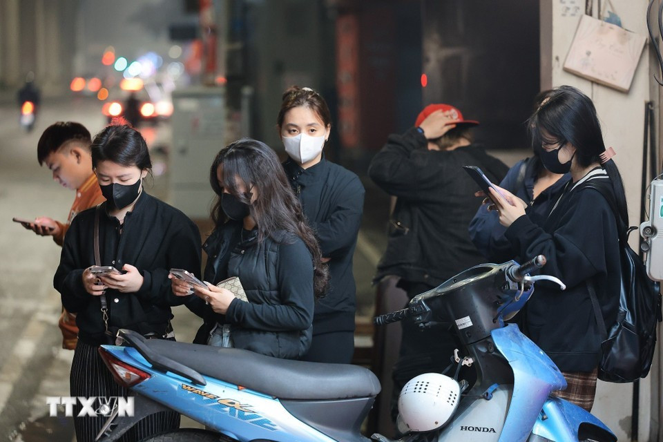 Жители выстроились в очередь с раннего утра перед ювелирным магазином в ожидании начала торговли в день поклонения Богу богатства. Фото: ВИА.