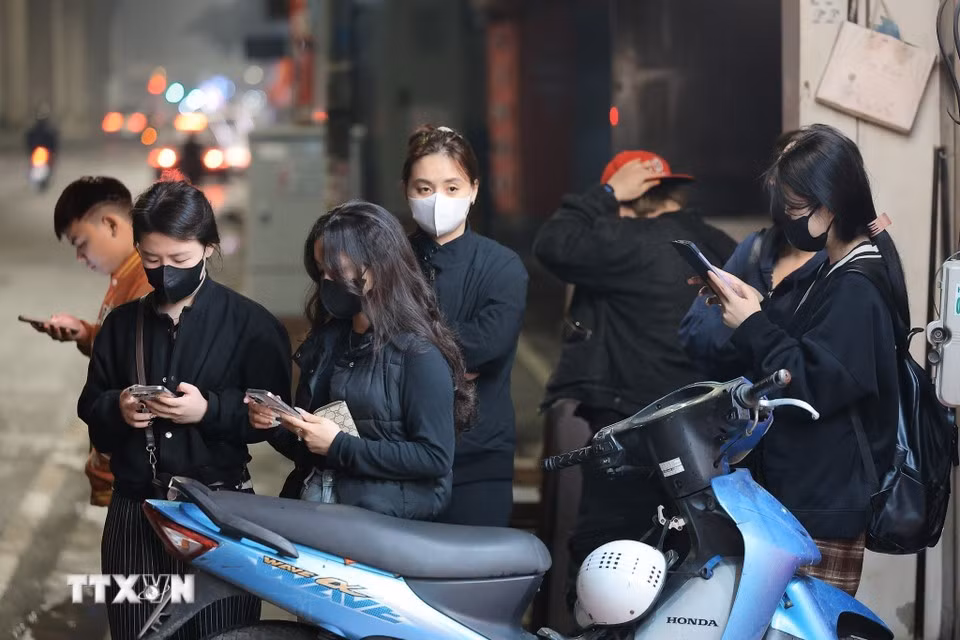 Жители выстроились в очередь с раннего утра перед ювелирным магазином в ожидании начала торговли в день поклонения Богу богатства. Фото: ВИА.