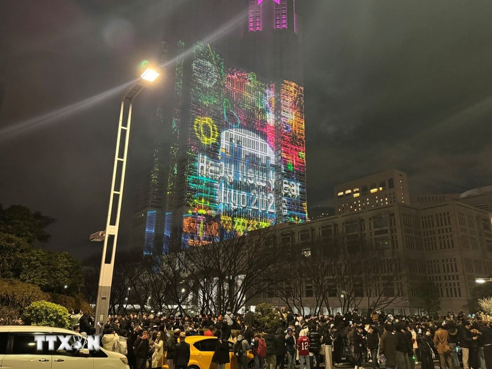 Жители Токио и иностранные туристы собрались у здания мэрии, чтобы встретить Новый 2026 год. Фото: ВИА.