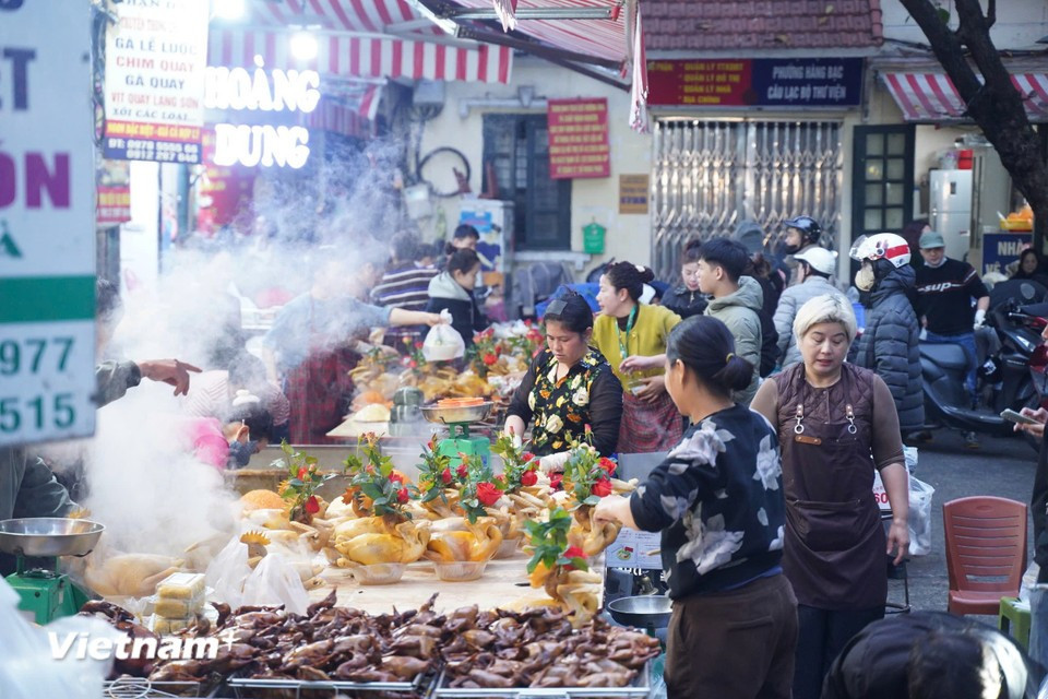 Многие жители пришли с раннего утра, чтобы подготовить аккуратно оформленные подношения и проводить Онг Конга и Онг Тао на Небо до 12 часов дня. Фото: Vietnam+.