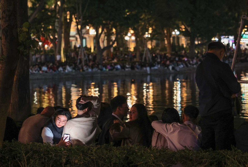 Многие жители выбрали удобные места вокруг озера Хоанкием, чтобы увидеть праздничный фейерверк в честь встречи Нового 2026 года. Фото: ВИА.