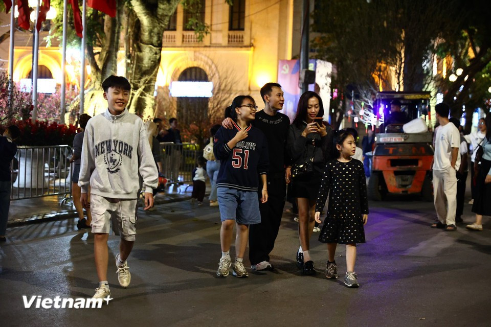 Жители Ханоя и иностранные туристы стремятся запечатлеть красивые моменты в последний день уходящего года. Фото: Vietnam+.