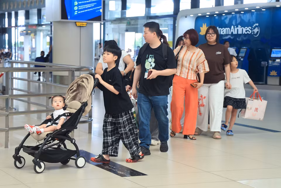 Жители выбирают услуги Vietnam Airlines в международном аэропорту Нойбай в период летнего туристического сезона 2026 года. Фото: ВИА.