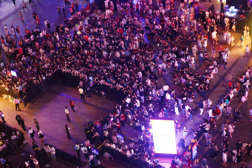 Множество людей пришли в пешеходную зону улицы Нгуен Хюэ (квартал Сайгон), чтобы наблюдать за программой обратного отсчёта (countdown). Фото: ВИА.