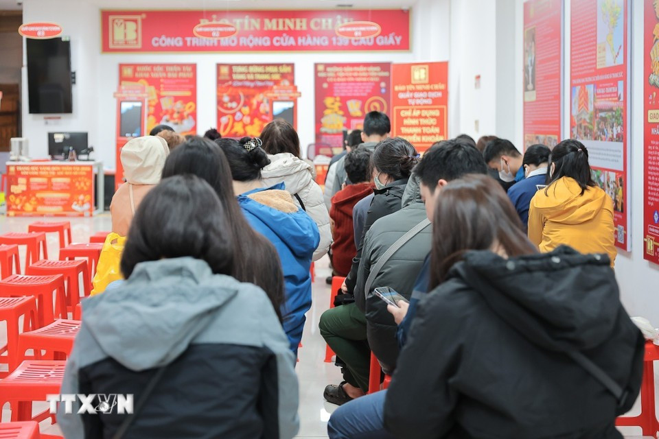 Уже с 4 часов утра наблюдалась оживлённая атмосфера — поток людей растянулся вдоль входа в магазин в день поклонения Богу богатства. Фото: ВИА.