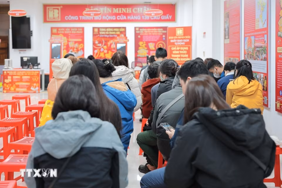 Уже с 4 часов утра наблюдалась оживлённая атмосфера — поток людей растянулся вдоль входа в магазин в день поклонения Богу богатства. Фото: ВИА.