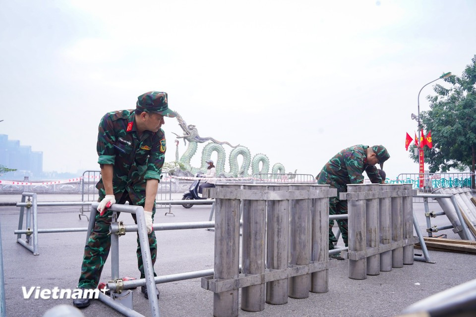 Пусковые трубы изготовлены из металлических материалов и имеют различные диаметры, соответствующие размерам каждого типа фейерверков.