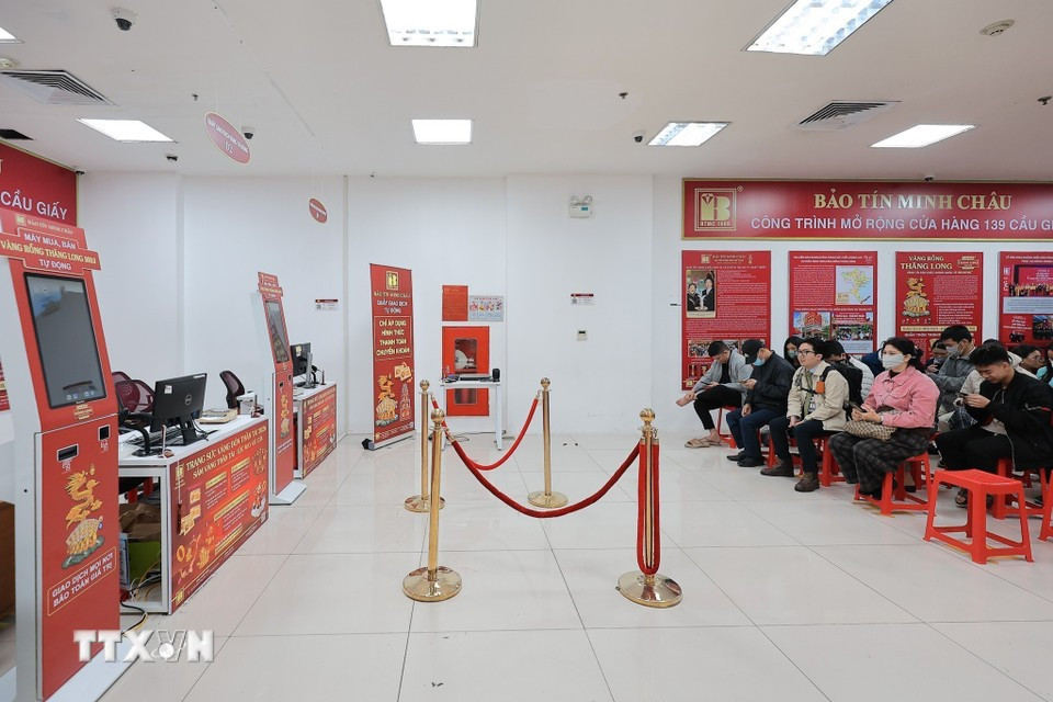 Жители приходили заранее с надеждой приобрести золото, чтобы привлечь удачу и благополучие в новом году. Фото: ВИА.