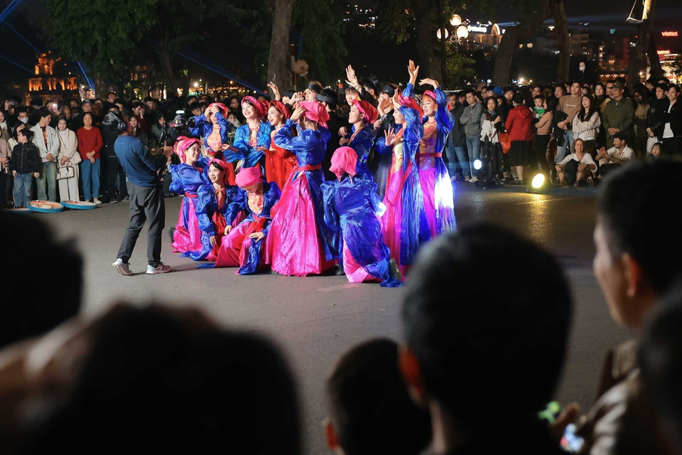 В районе озера Хоанкием в часы ожидания Нового 2026 года было представлено множество художественных выступлений. Фото: ВИА.