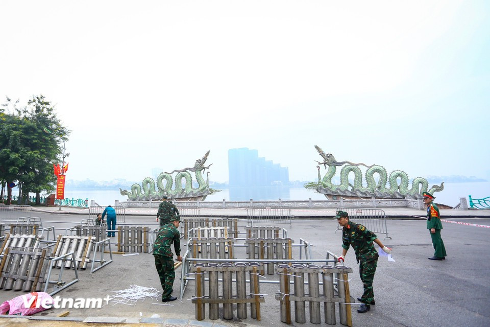 В саду Лак Лонг Куан (квартал Тэйхо) — одной из площадок запуска фейерверков города — подготовка ведется в ускоренном режиме. (Фото: Vietnam+)