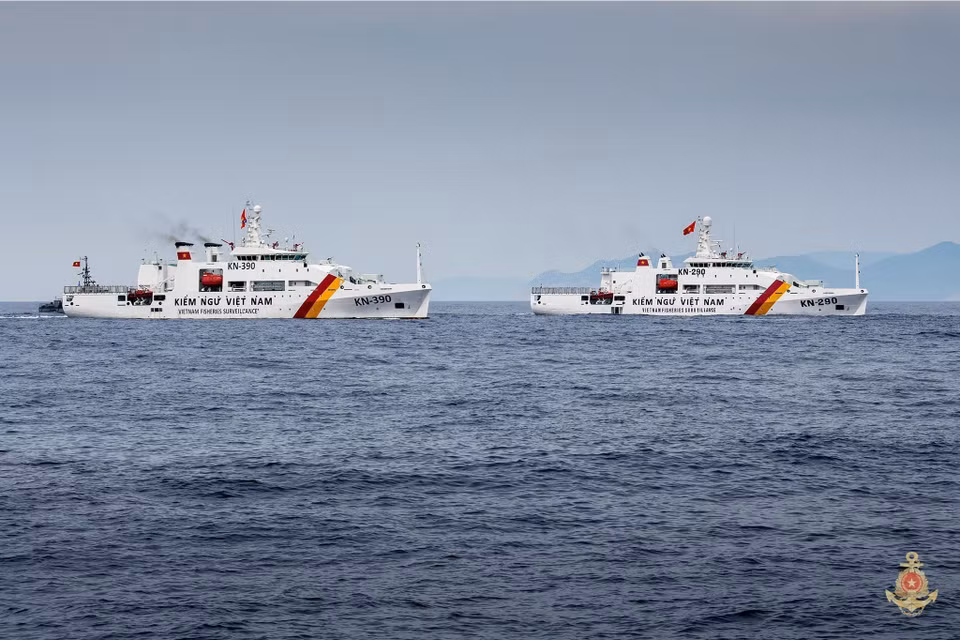 Эскадра рыбоохранных судов принимает участие в морском параде. Фото: ВИА.