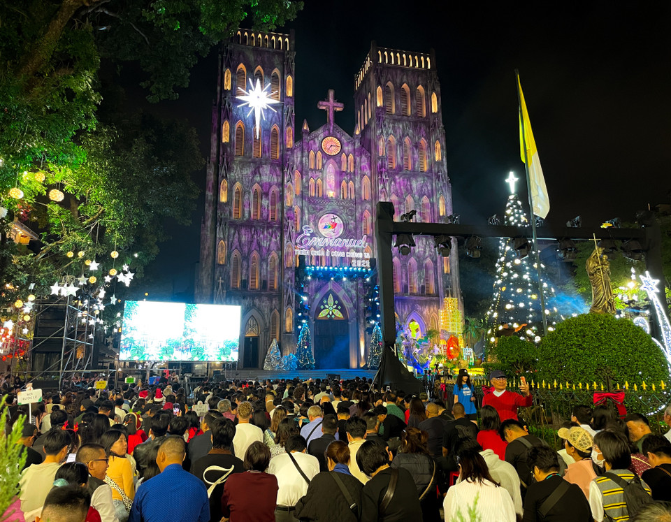 Являясь главным кафедральным католическим собором столицы, это место обычно украшается уже с начала декабря. Около 19 часов 24 декабря в районе вокруг Кафедрального собора собралось огромное количество людей, пришедших посмотреть музыкальные выступления и дождаться наступления рождественской ночи.