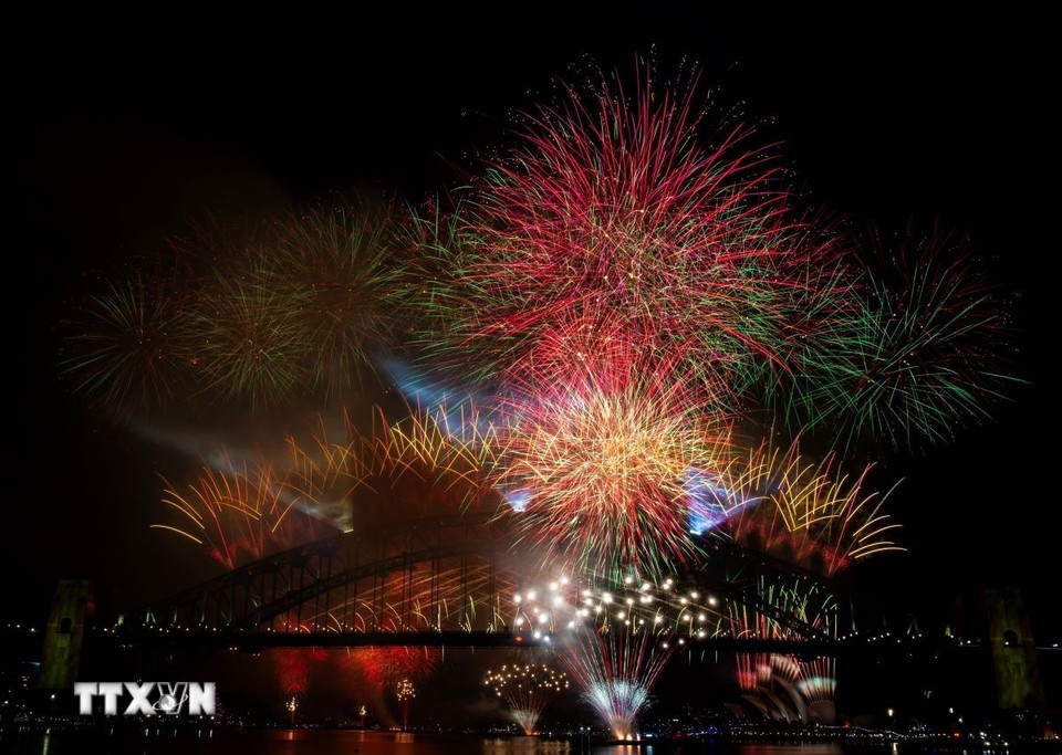 Яркий фейерверк в честь Нового 2026 года на мосту Харбор-Бридж в Сиднее, Австралия. Фото: Синьхуа/ВИА.
