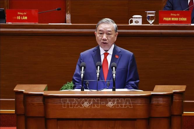 Генеральный секретарь То Лам представил Доклад Центрального комитета Коммунистической партии Вьетнама XIII созыва по документам, выносимым на XIV Всевьетнамского съезда Коммунистической партии Вьетнама. Фото: ВИА.