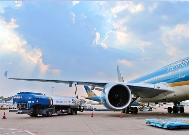 Ведомство также предложило разрешить авиакомпаниям взимать топливный сбор на внутренних рейсах с гибким механизмом корректировки в зависимости от колебаний цен на топливо Jet A-1. Фото: baochinhphu.vn. 