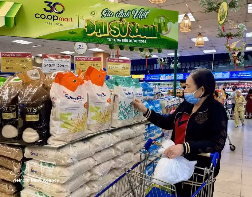 Женщина делает покупки в отделе вьетнамских товаров супермаркета Co.opmart Ly Thuong Kiet в Хошимине. (Фото: ВИА) 