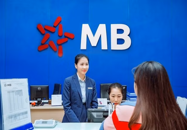 Банки, в том числе MB Bank, выпустили предупреждения о мошенничестве, совершаемом через социальные сети, такие как Zalo и Facebook, где преступники выдают себя за знакомых. (Фото: предоставлено MB Bank) 