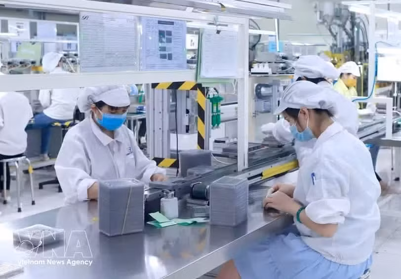 Рабочие производят электронные компоненты на предприятии Star Engineers Vietnam в индустриальном парке Биньсюен I провинции Футхо. (Фото: ВИА) 