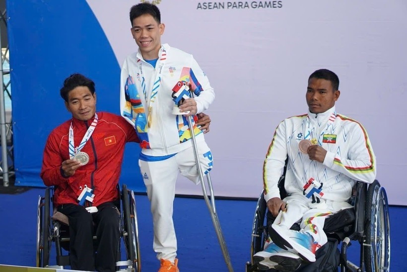 Спортсмен До Тхань Хай завоевывает вторую серебряную медаль в заплыве на 200 м вольным стилем среди мужчин. (Фото: ВИА)