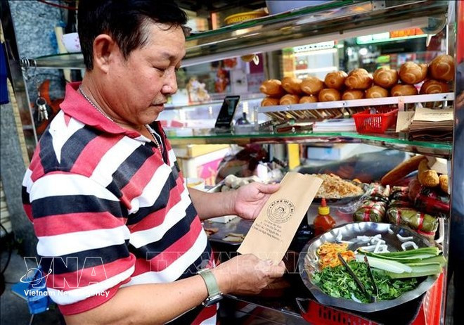 Ле Нгок Вьен, родившийся в 1972 году, представляет третье поколение семьи, управляющей хлебным киоском Be Bu возле рынка Тандинь в городе Хошимине. (Фото: ВИА) 