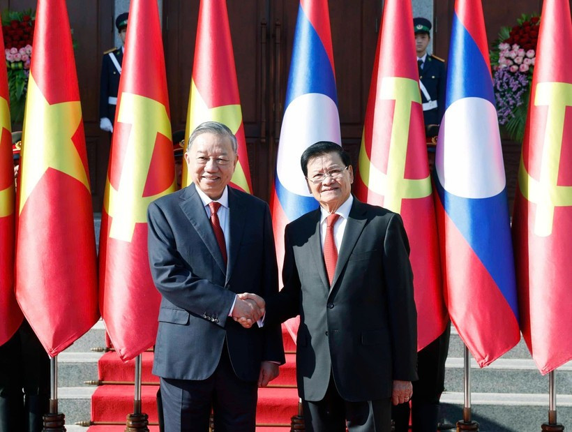 Генеральный секретарь ЦК НРПЛ, Президент Лаоса Тхонглун Сисулит (справа) принял Генерального секретаря ЦК КПВ То Лама во Вьентьяне 5 февраля 2026 года. (Фото: ВИА)