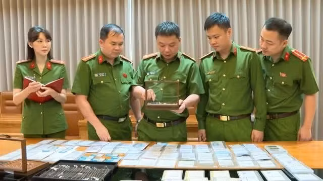 Полицейские осматривают изъятые вещественные доказательства. (Фото предоставлено Управлением общественной безопасности провинции Тханьхоа) 