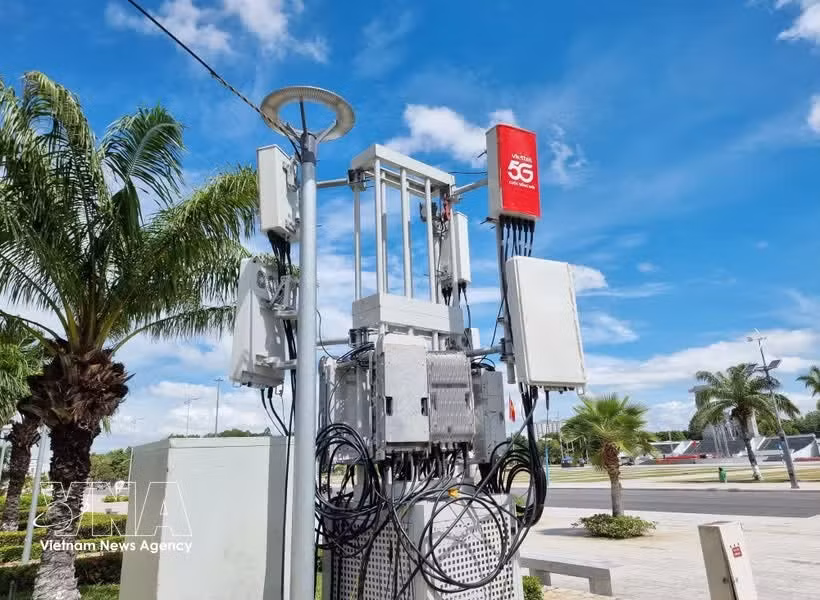 Базовая станция 5G Военно-промышленной и телекоммуникационной корпорации (Viettel) в квартале Донгхай провинции Кханьхоа. (Фото: ВИА) 