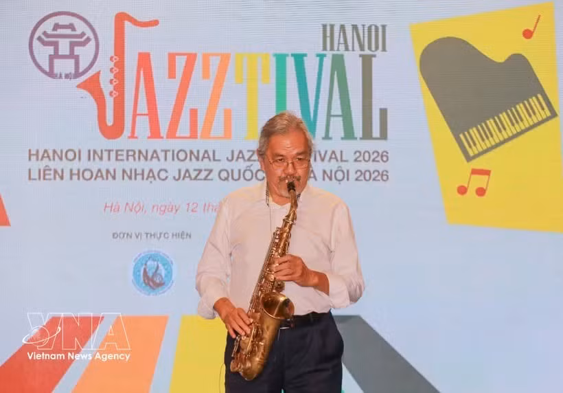 Народный артист Куен Ван Минь выступает на церемонии запуска проекта Hanoi Jazztival 2026. (Фото: ВИА) 