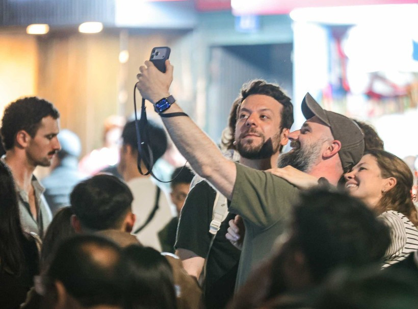 Иностранные туристы делают первые фотографии в 2026 году. (Фото: ВИА) 