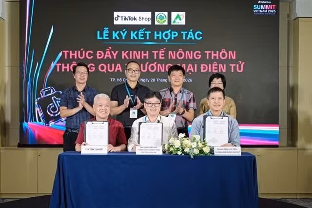 Церемония подписания соглашения между TikTok Vietnam, Центральным координационным офисом Национальной целевой программы и Центром содействия торговле сельскохозяйственной продукцией и охране окружающей среды о развитии сельской экономики посредством электронной коммерции, состоявшаяся 28 июля в городе Хошимине. (Фото предоставлено TikTok Vietnam) 