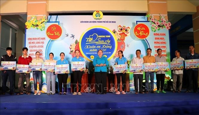 Работники в городе Хошимине получают бесплатные автобусные билеты по случаю праздника Лунного Нового года (Тэт) 2026 года. (Фото: ВИА) 