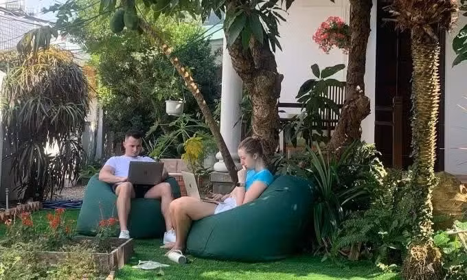 Иностранцы в коворкинг-пространстве в Дананге. (Фото предоставлено Coworking Danang) 