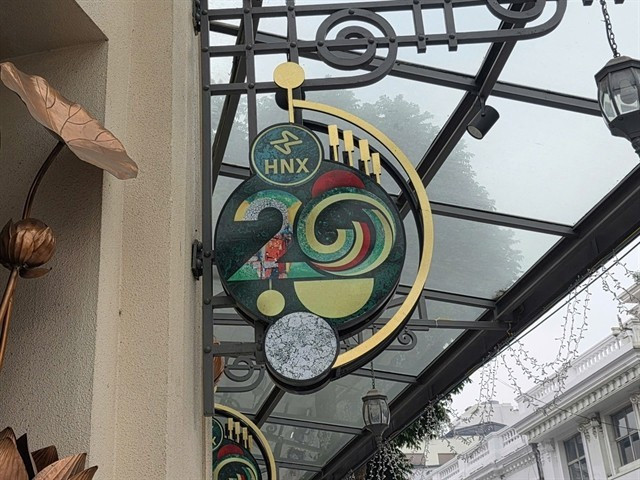 У штаб-квартиры Ханойской фондовой биржи (HNX) в Ханое. (Фото: ВИА)