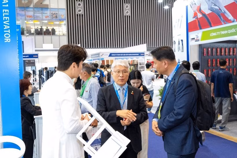 Посетители знакомятся с экспозицией Vietnam Elevator Expo 2025 в городе Хошимине. Фото: VietnamPlus. 