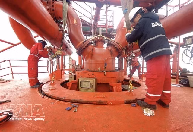 Сотрудники PTSC Thanh Hoa проверяют систему импорта сырой нефти. В первые 2 месяца текущего года во Вьетнаме был зафиксирован значительный рост импорта нефтепродуктов. Фото: ВИА. 