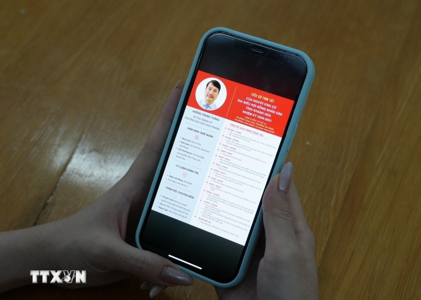 Информация о кандидатах в Народный совет провинции Кханьхоа на срок 2026–2031 годов публикуется на цифровых информационных платформах, что создает избирателям удобные условия для ознакомления. (Фото: ВИА) 