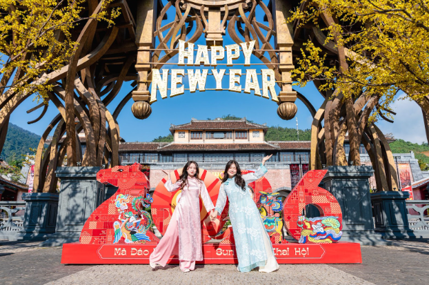 Благодаря билетной политике семьи смогут более гибко и насыщенно провести весенние праздники в Ба На в дни Тэта 2026 года (Фото: Sun Group). 