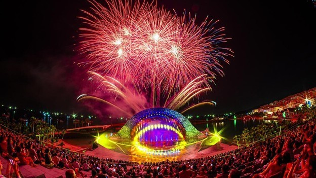 Тысячи посетителей побывали на шоу «Поцелуй моря» в Сансет-Тауне, которое вошло в книгу рекордов Гиннеса.