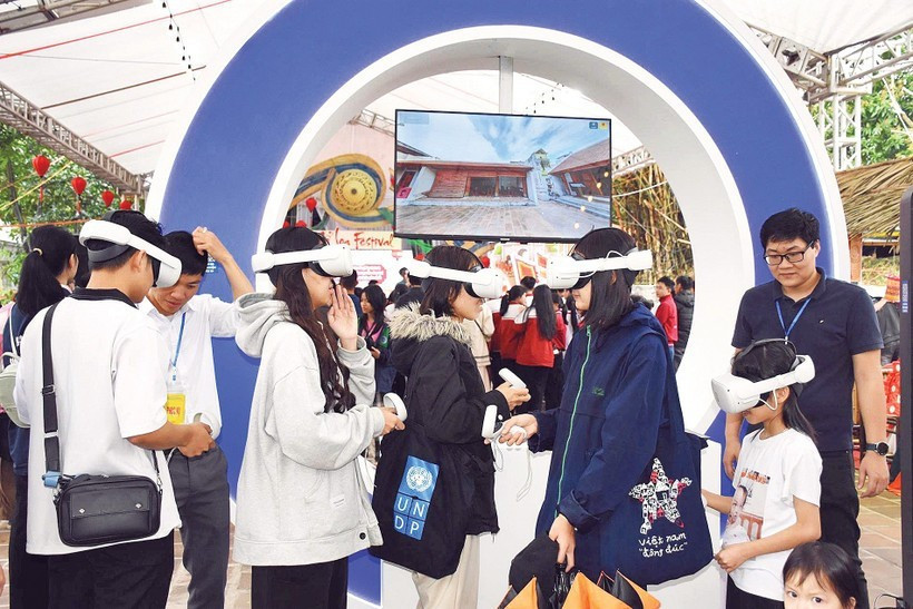 Молодые жители изучают цитадель Колоа в цифровом пространстве. (Фото: nhandan.vn) 