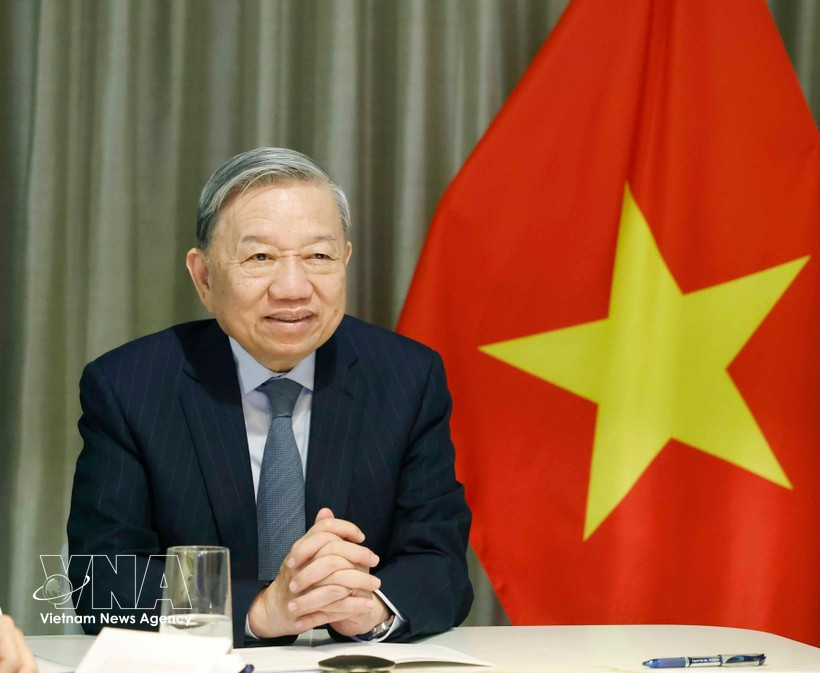 Генеральный секретарь ЦК КПВ То Лам провел телефонные переговоры с сенатором Стивом Дэйнсом (Республиканская партия, штат Монтана) и сенатором Биллом Хагерти (Республиканская партия, штат Теннесси), членами Комитета Сената США по международным отношениям, 18 февраля (по местному времени) в рамках поездки для участия в заседании по случаю открытия Совета мира по Газе в Вашингтоне (округ Колумбия, США). (Фото: ВИА) 