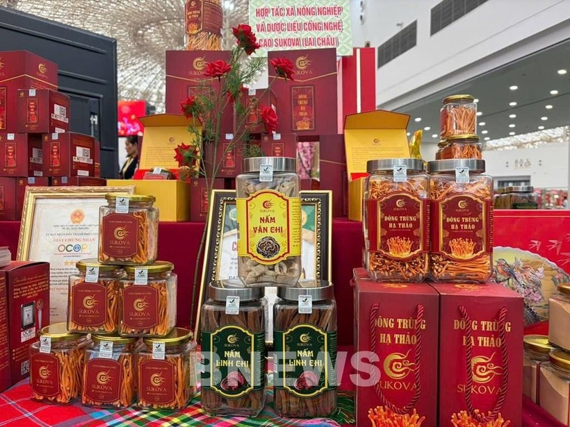 Продукция высокотехнологичного сельскохозяйственно-лекарственного кооператива Sukova провинции Лайчау, представленная на ярмарке. (Фото: ВИА)