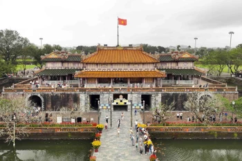 Посетители в Императорском городе Хюэ. (Фото: ВИA)