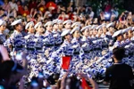 Колонна военных медиков проходит по улице Нгуен Тхай Хок. (Фото: ВИА)