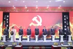 Генеральный секретарь То Лам и делегаты приняли участие в церемонии открытия информационного портала XIV Всевьетнамского партийного съезда. (Фото: ВИА)