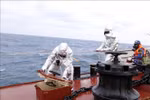 Моряки отрабатывают элементы учений по борьбе за живучесть корабля. (Фото: ВИА)