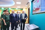 Председатель Государственной Думы Федерального Собрания Российской Федерации Вячеслав Володин посещает зал традиций Вьетнамско-Российского тропического центра. (Фото: ВИА)
