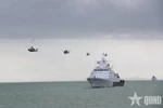 Четыре вертолёта Королевских военно-морских сил Малайзии пролетели во время парада. (Фото: qdnd.vn)