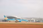 Широкофюзеляжный Boeing 787-9 авиакомпании Vietnam Airlines выполнил технический рейс из Таншоннята в Лонгтхань. (Фото: ВИА)