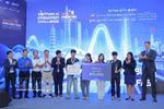 Оргкомитет вручил первую премию команде L-GPT 6.7 на финале конкурса Vietnam AI Innovation Challenge 2026. Фото: ВИА