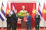 Генеральный секретарь То Лам и Первый секретарь, Президент Кубы Мигель Диас-Канель Бермудес стали свидетелями торжественной церемонии обмена Протоколом соглашения 42-й сессии Межправительственного комитета по экономическому и научно-техническому сотрудничеству Вьетнам – Куба. (Фото: ВИА)